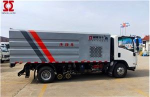 Truk Penyapu Air Bersih