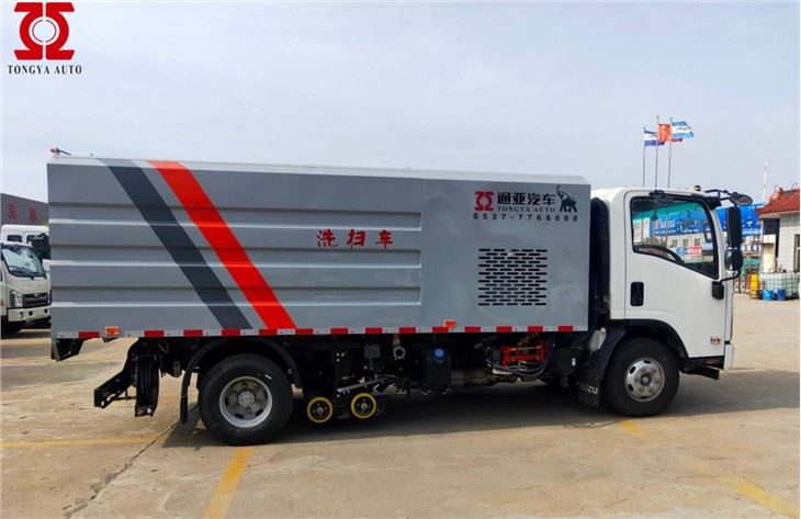 Truk Penyapu Air Bersih