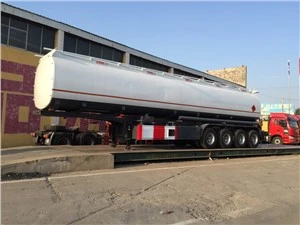 Trailer Truk Tanker Bahan Bakar 4 Gandar Disesuaikan