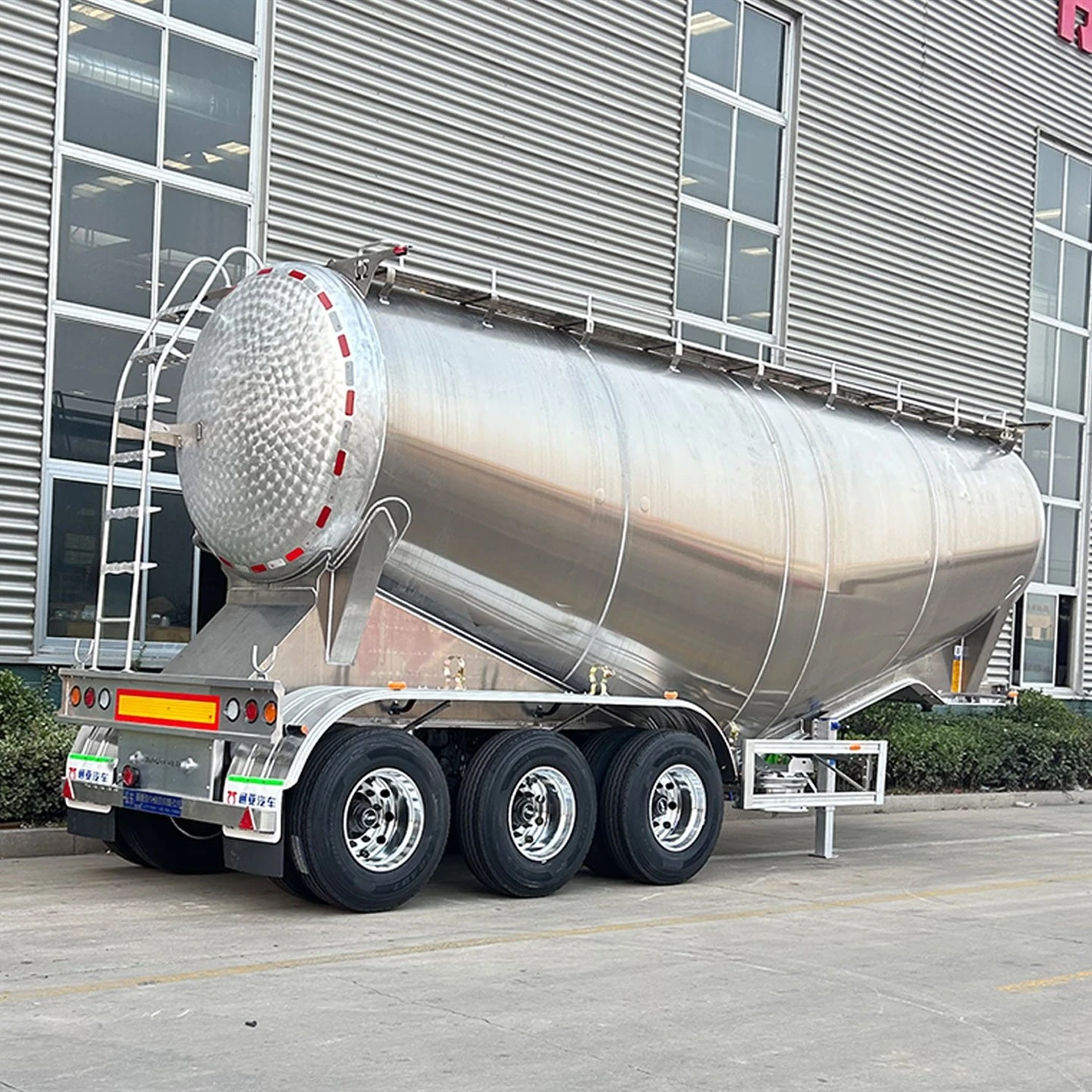 Trailer Tanker Semen Curah Aluminium