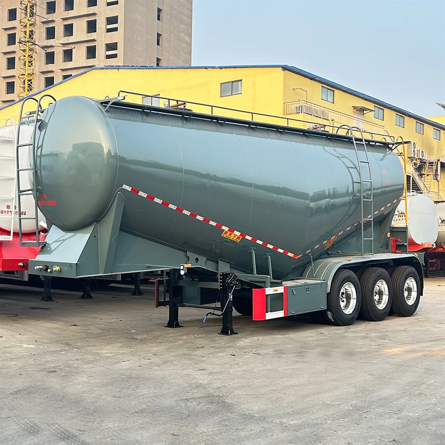 Trailer Semi Tanker Semen Curah Untuk Bubuk